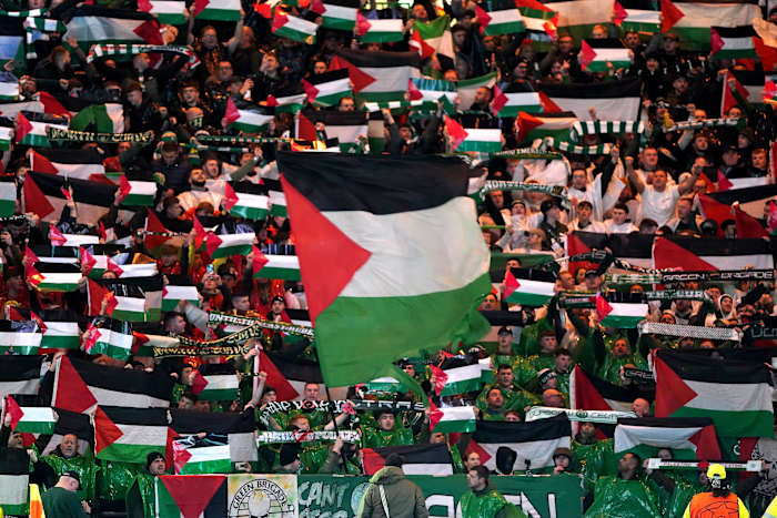La Green Brigade del Celtic desplegó banderas palestinas durante su duelo ante Atlético de Madrid en la Champions League